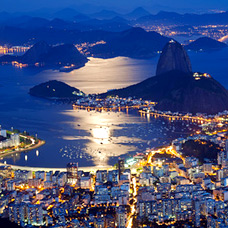 Blick über Rio de Janeiro bei Nacht